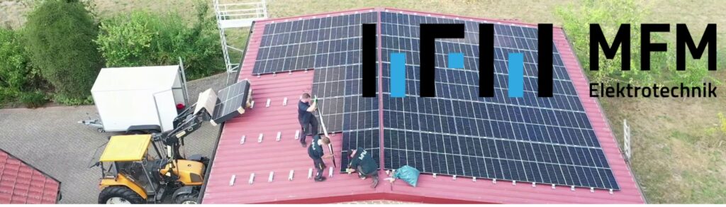 Das MFM-Team bei der Montage einer Photovoltaikanlage